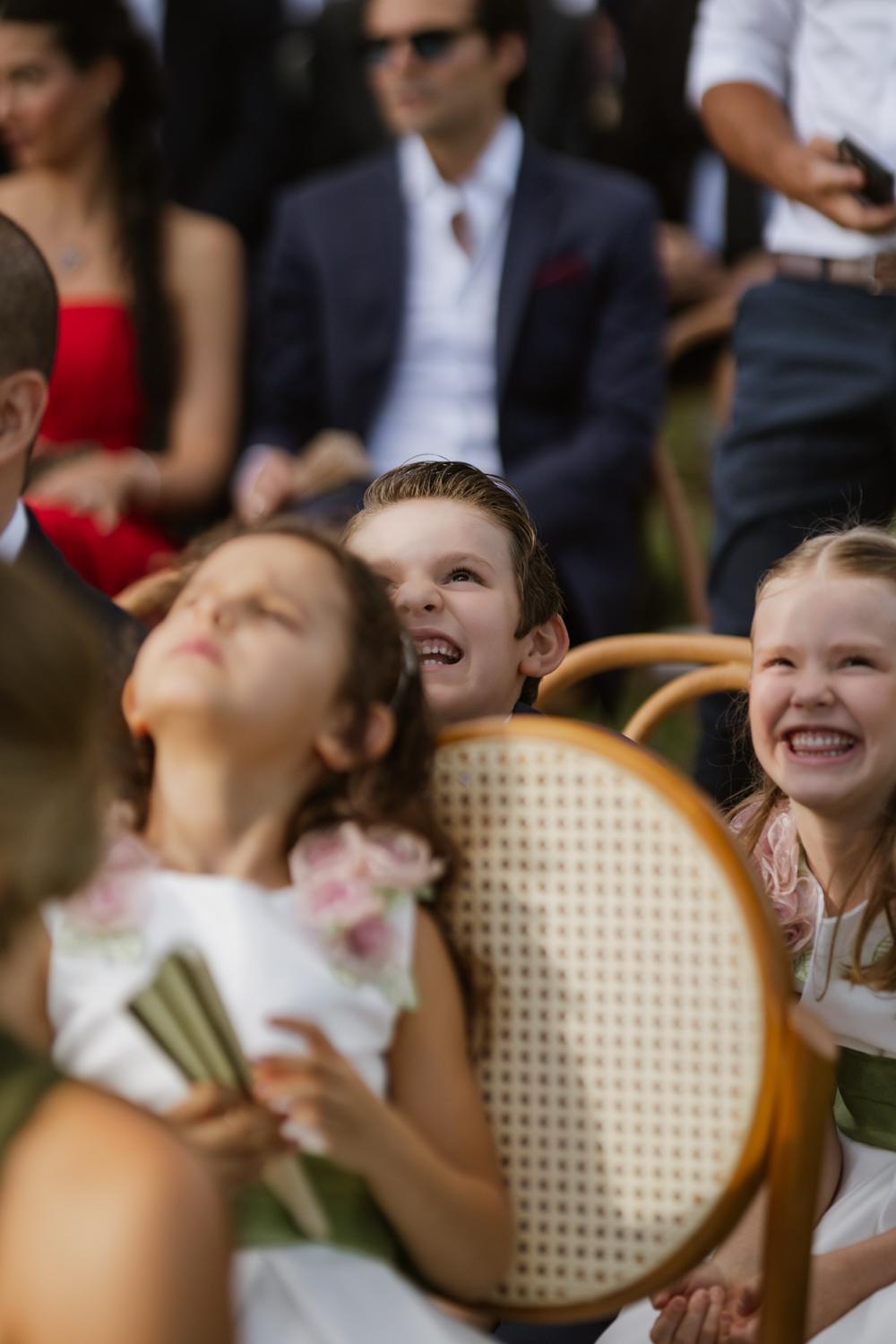 Niños riendo durante la ceremonia