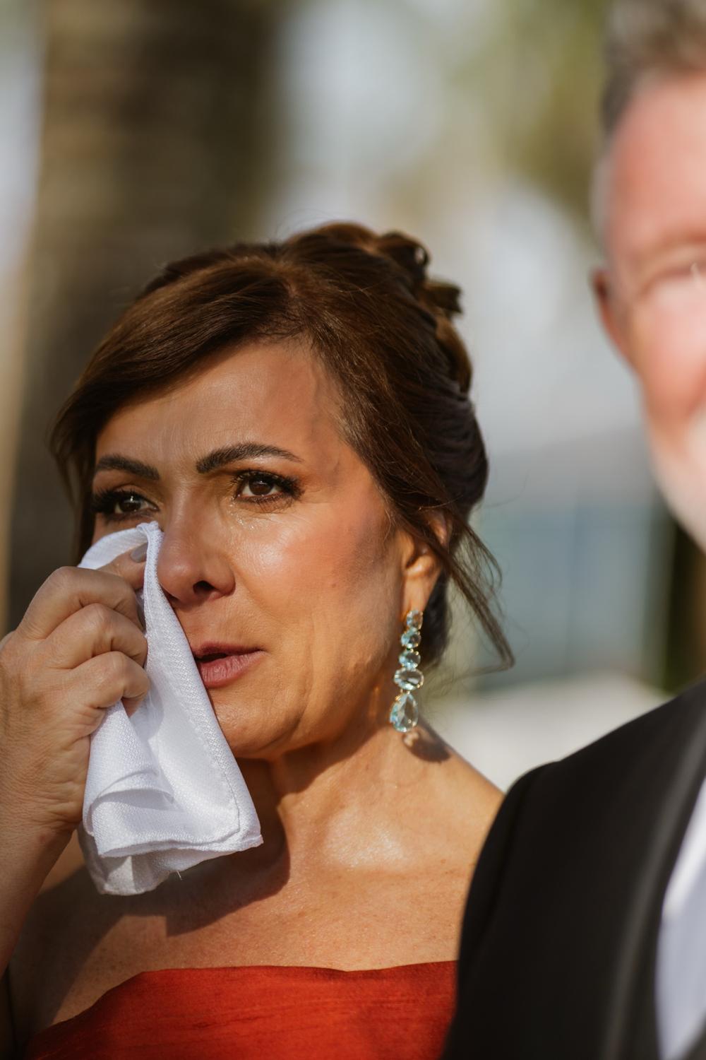 La madre de la novia, emocionada, con un pañuelo
