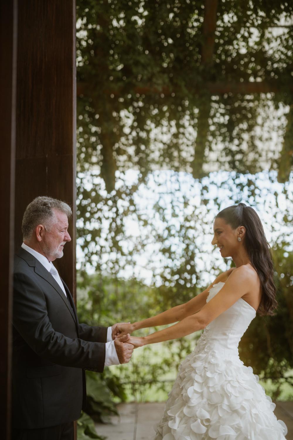 Novia de la mano de su padre antes de entrar