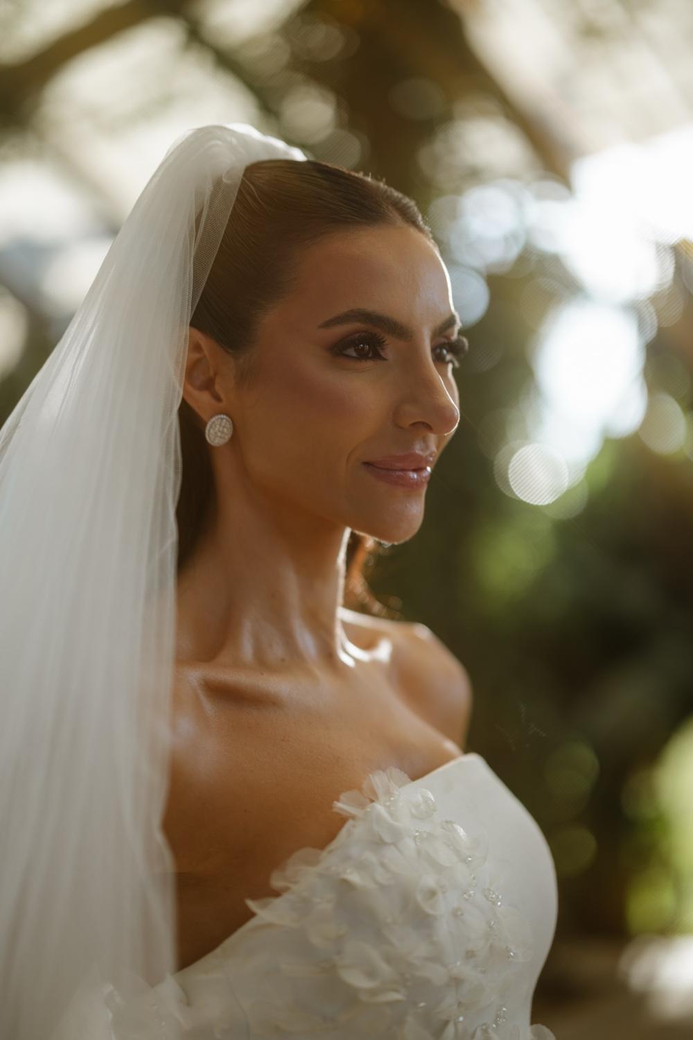 Retrato de perfil de la novia con velo, con luz de tarde